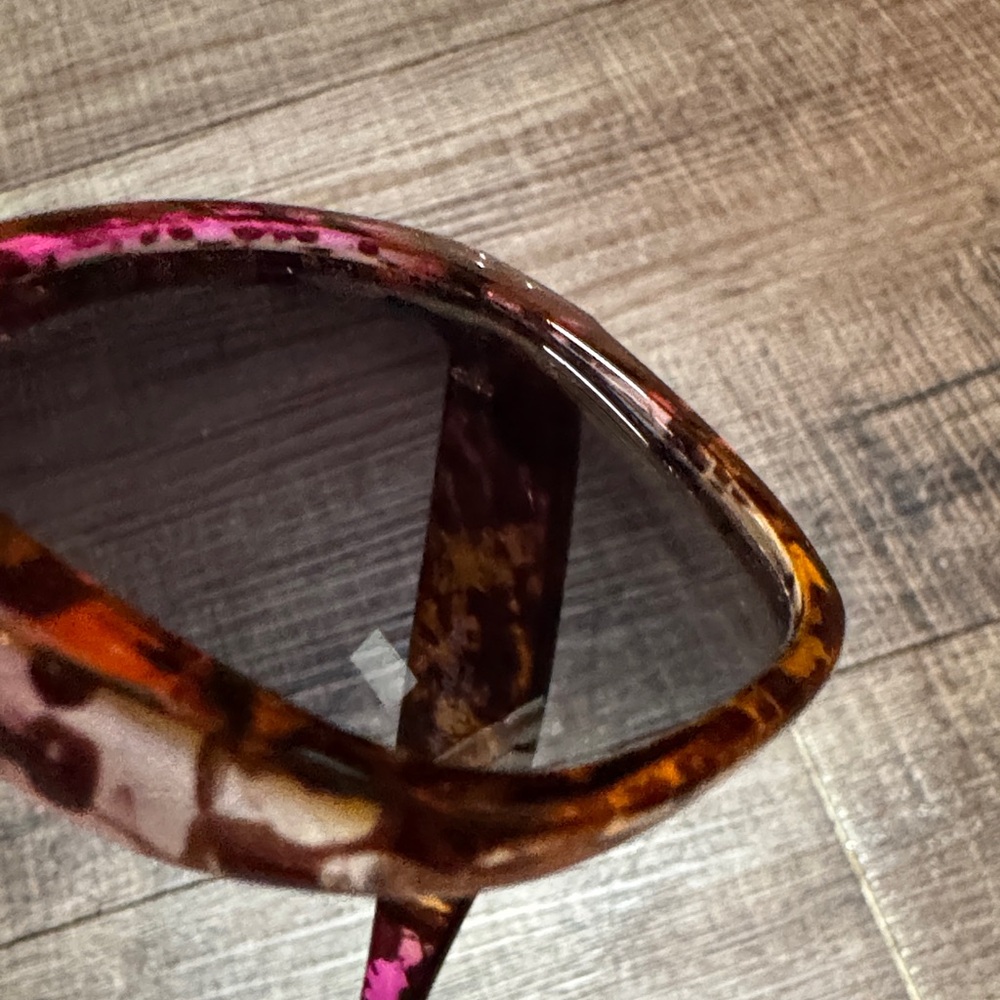 Chic Tortoiseshell Sunglasses - image 8